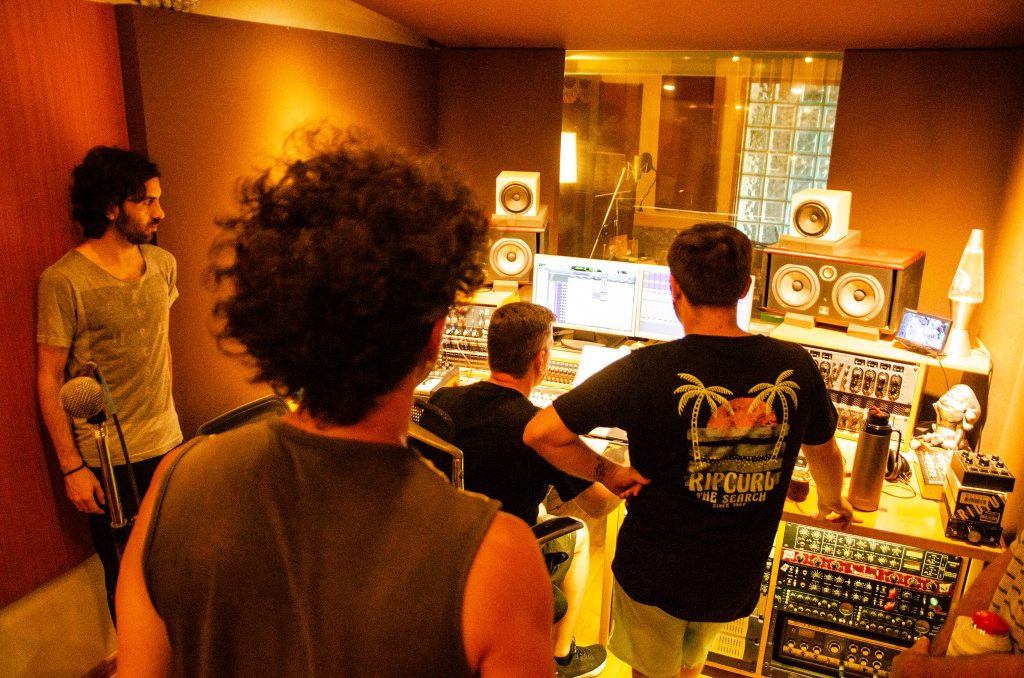 Services in online drum tracks recording